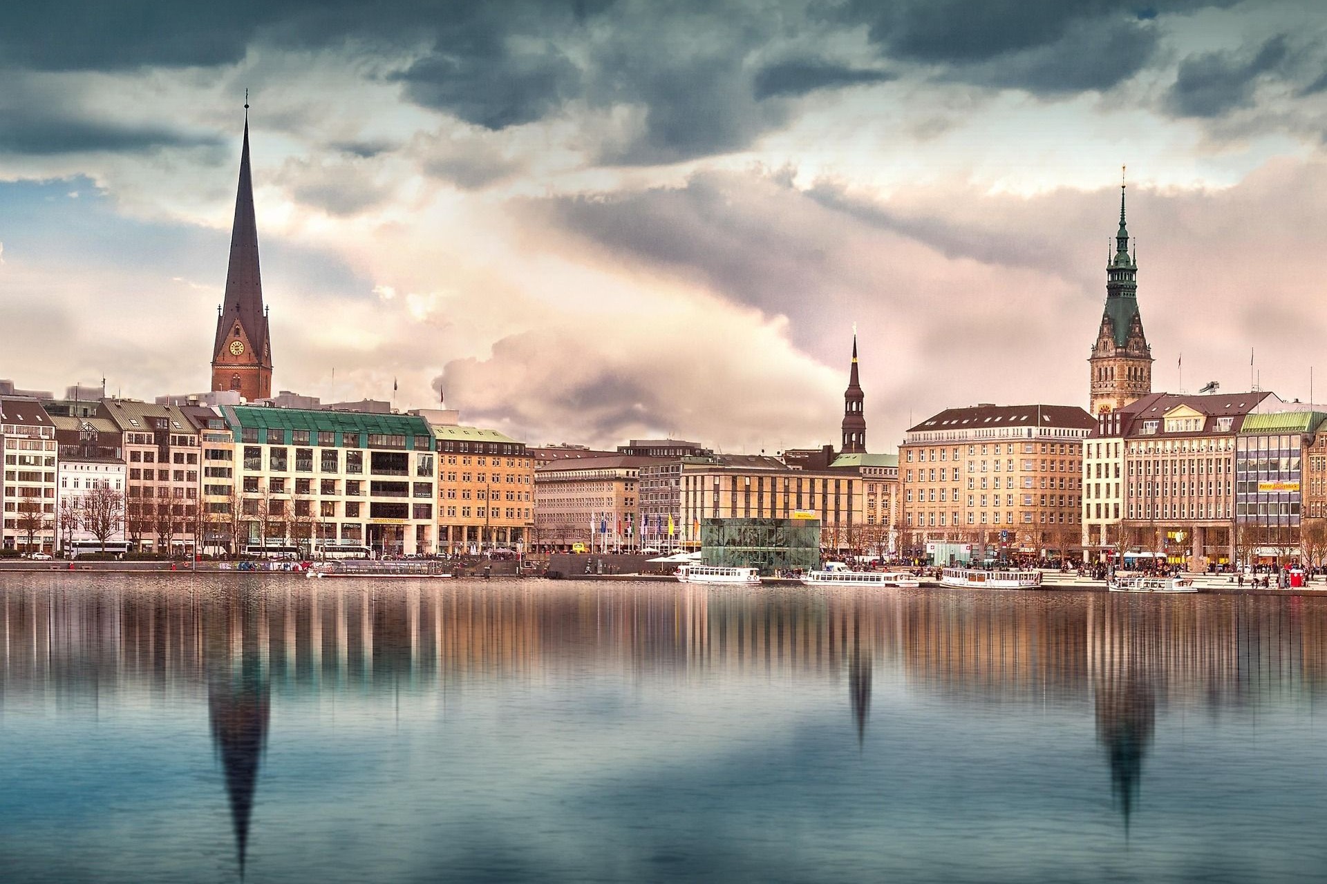 Der Standort Hamburg der Kanzlei an der Elbe bietet Ihnen eine dynamische Atmosphäre und ist Ihr kompetenter Ansprechpartner im Familienrecht – stets auf dem neuesten Stand in Technologie und Recht.